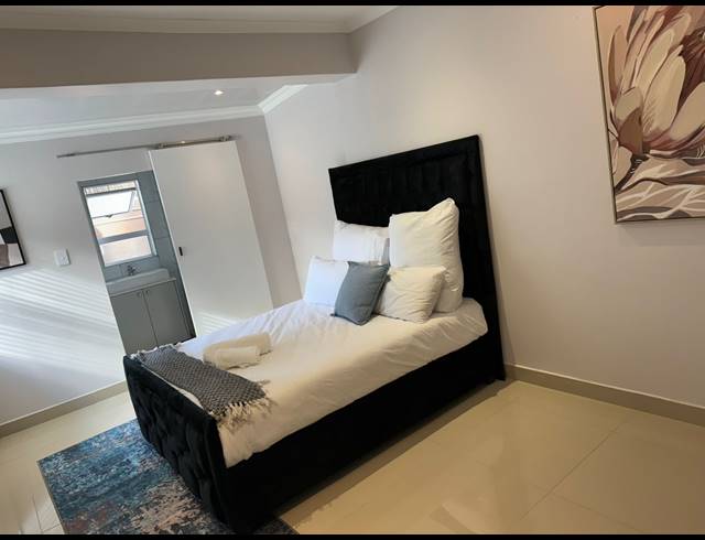 9 BEDROOM FREESTANDING FOR SALE IN TABLE VIEW